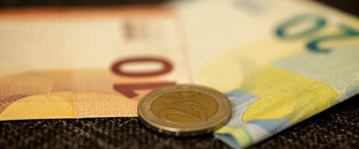 Eurobiljetten op tafel