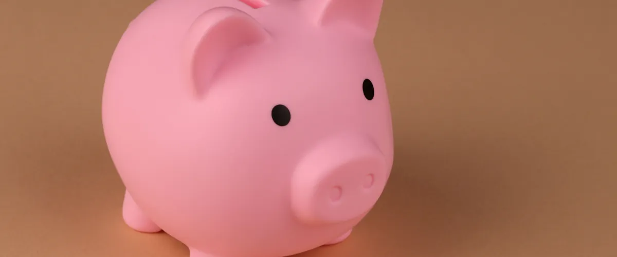 Spaarvarken op een bureau